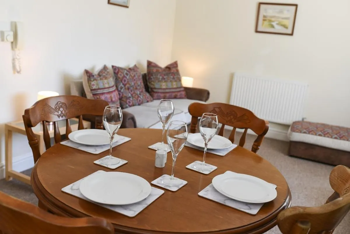 2 Bedroom Flat With Free Parking Cardiff 0*,